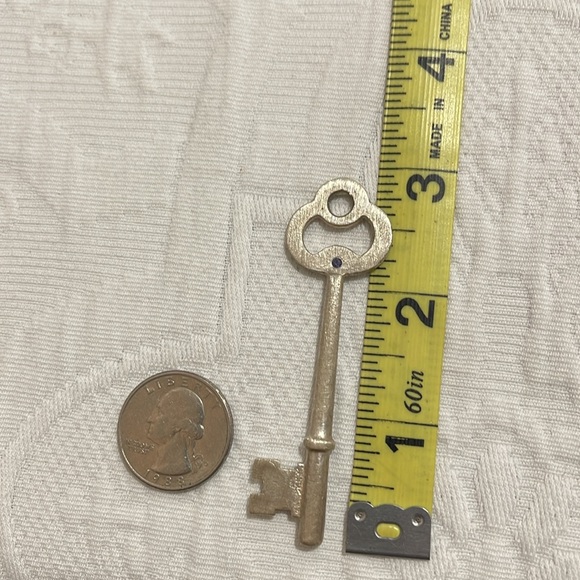 Sterling Silver Old Fashioned Key Replica Pendant with Iolite Stone - Picture 7 of 9